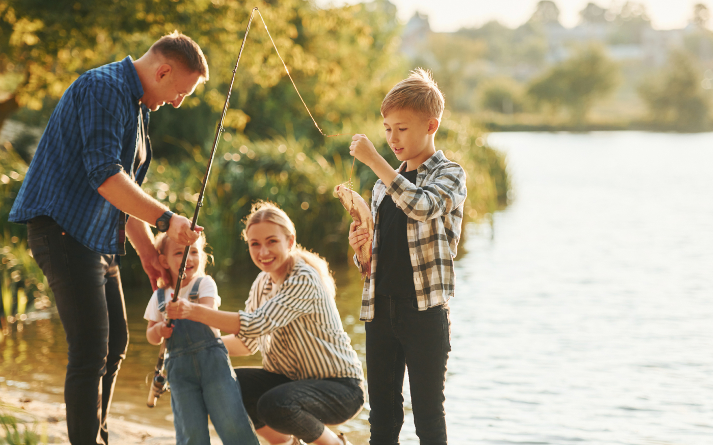Une famille de quatre personnes part à la pêche
