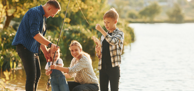 Une famille de quatre personnes part à la pêche